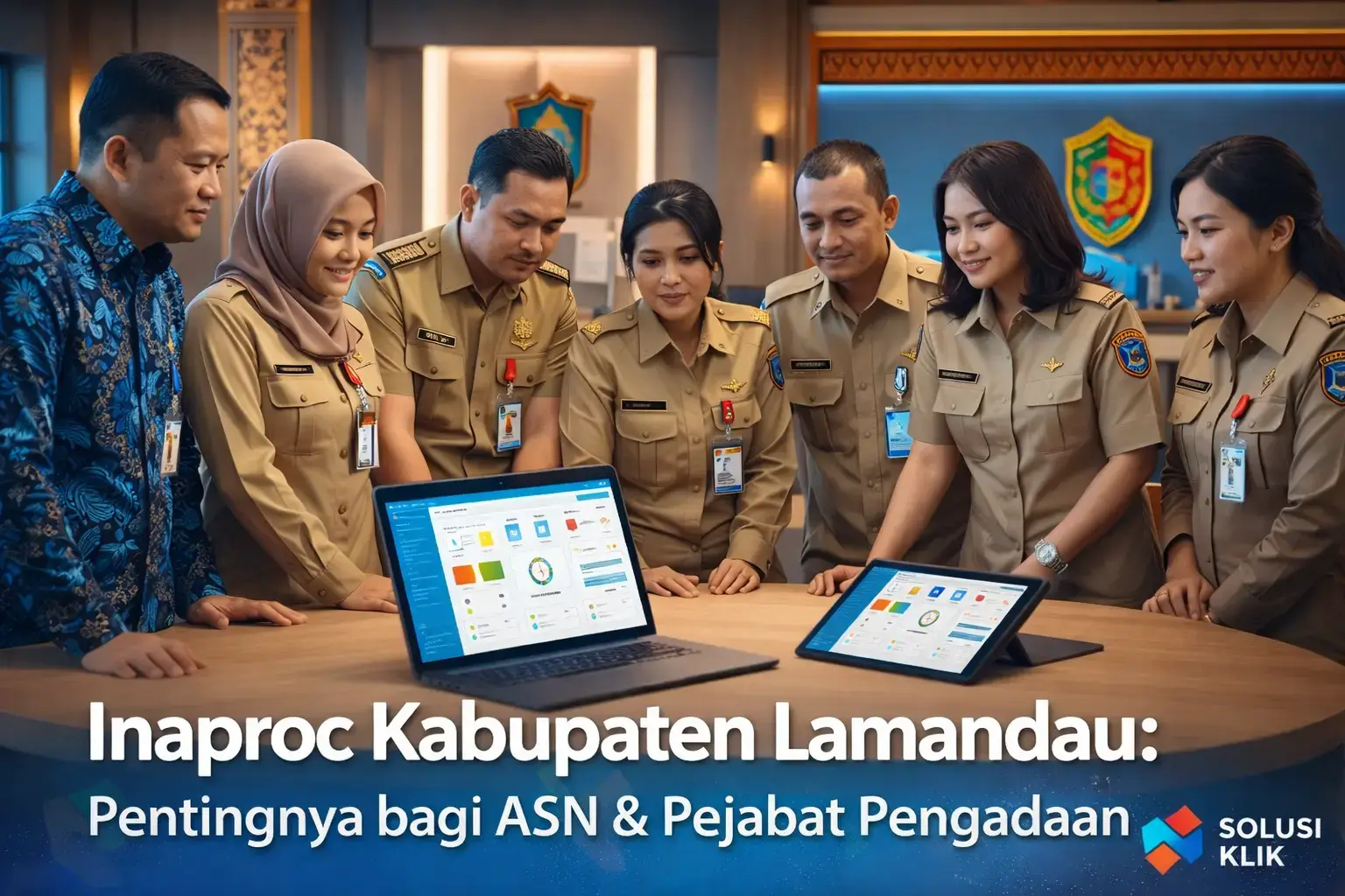 Kelompok ASN dan pejabat pengadaan sedang berdiskusi memantau sistem Inaproc Kabupaten Lamandau melalui perangkat digital.