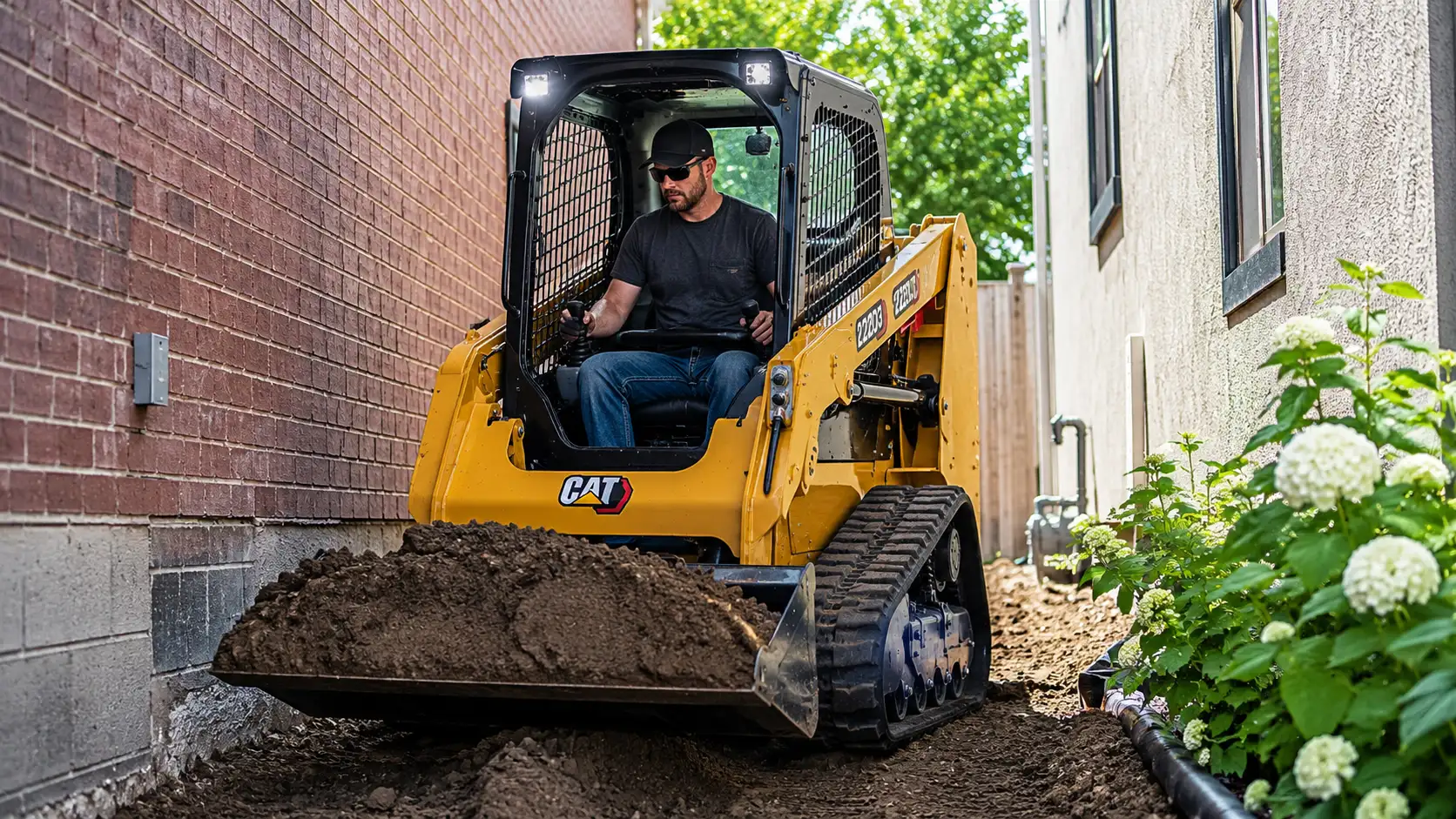Harga Alat Berat Skid Steer mini loader dengan operator di ruang terbatas