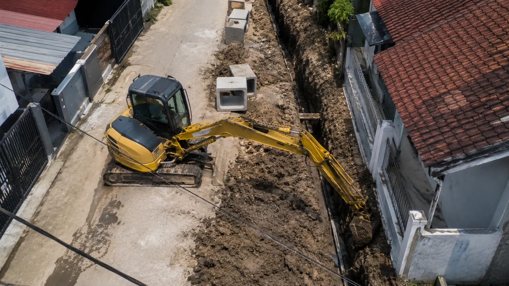 Harga Ekskavator Long Arm mini sedang menggali drainase di gang sempit