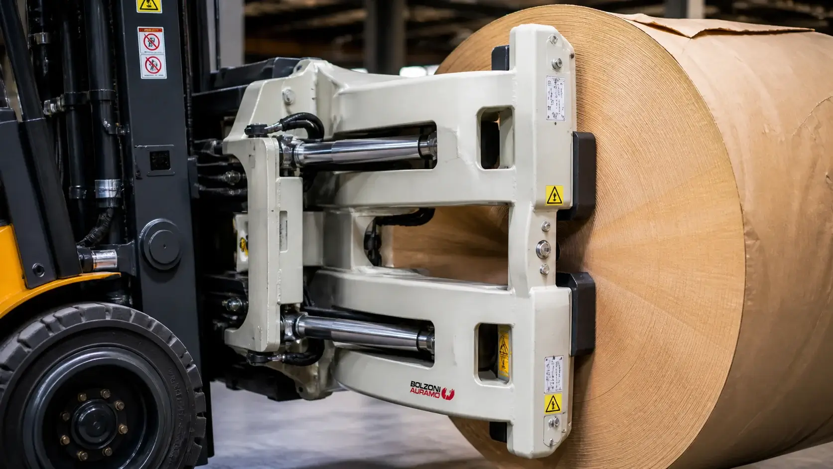 Pengadaan forklift capit e katalog dengan attachment paper roll clamp untuk mengangkat gulungan kertas industri secara presisi dan aman tanpa pallet.
